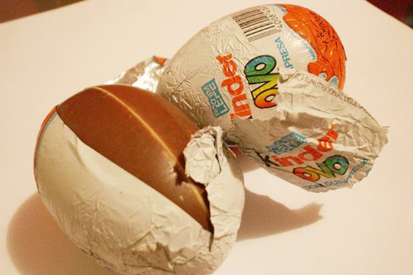 Criança tem surpresa nada agradável ao abrir Kinder Ovo