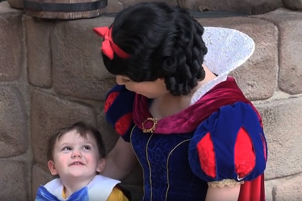 Mãe registra encontro entre filho autista de apenas 2 anos e a Branca de Neve