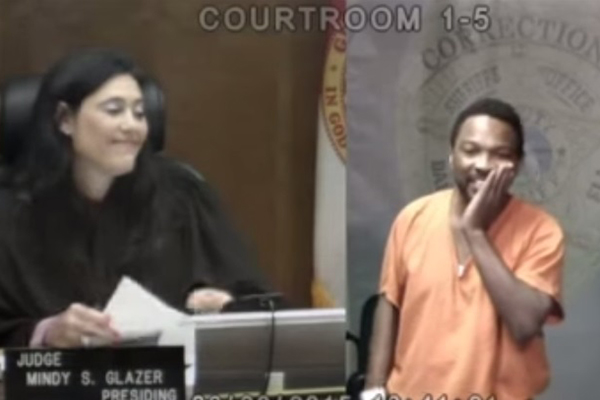 Suspeito de roubo chora ao descobrir que juíza é sua ex-colega de sala