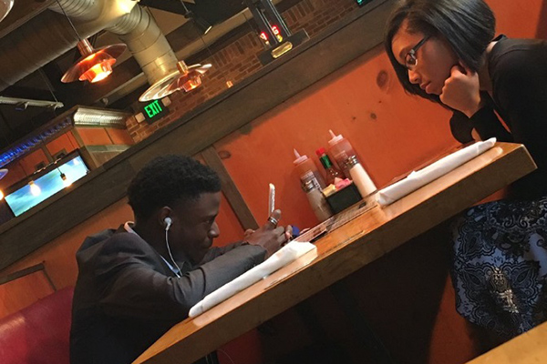 Mulher usa internet para mandar recado para garota sendo ignorada pelo namorado e recebe resposta