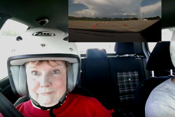 Filho leva mãe para pista de manobras radicais e ela reage como esperado