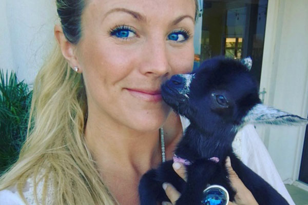 Mulher pratica ioga na adorável companhia de sua cabra de estimação e conquista a internet