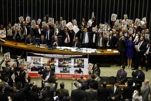 Protesto de bancada evangélica na Câmara dos Deputados vira piada na internet