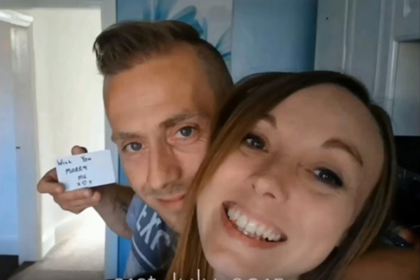 Rapaz esconde pedido de casamento em uma selfie diária durante 148 dias