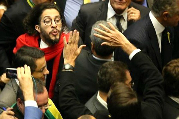 Em vídeo, Eduardo Bolsonaro aparece cuspindo no deputado Jean Wyllys e registro provoca polêmica