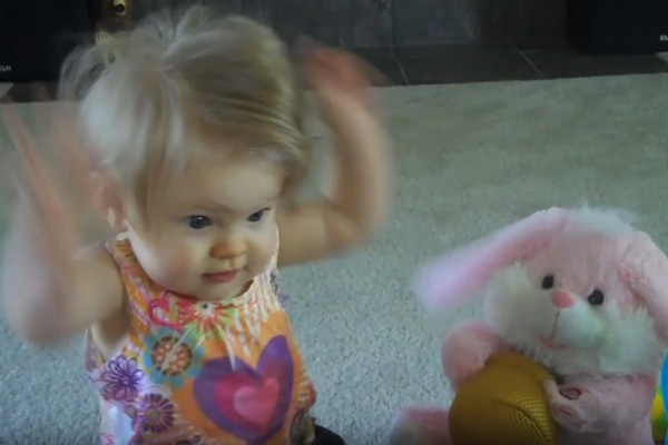 Vídeo divertido mostra garotinha empolgada com a Páscoa dançando com coelho de pelúcia  