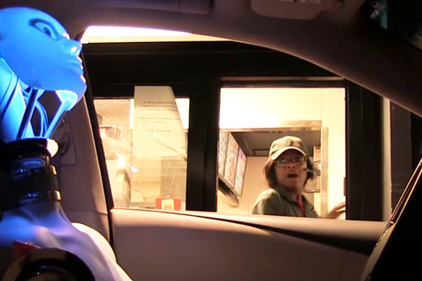 Robô dirige carro e faz pedido no drive thru em pegadinha divertida