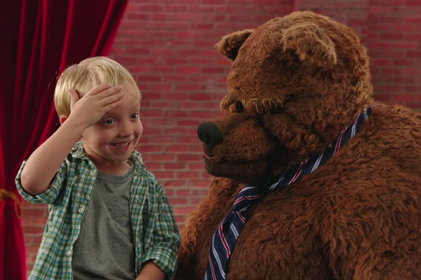 Esse garotinho não faz ideia onde estão suas orelhas