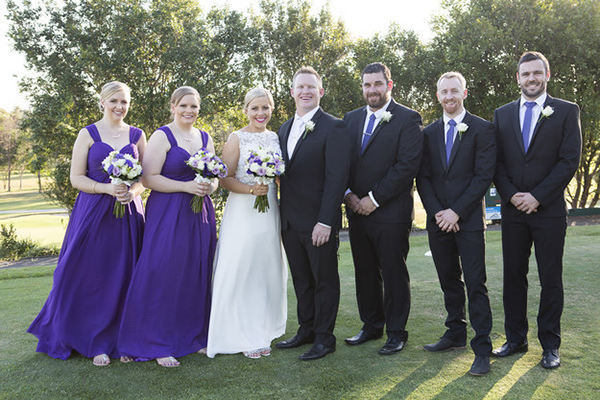 Esta noiva recebeu uma ligação inesperada de uma de suas madrinhas no dia de seu casamento