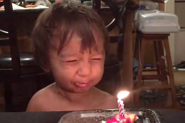 Para conseguir apagar vela em aniversário, garotinho imita animais em vídeo que conquistou a internet