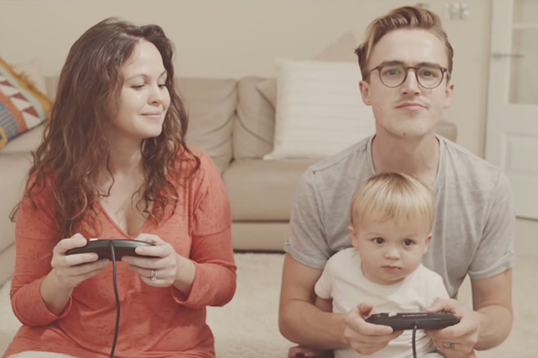 Casal faz anúncio de gravidez surpreendente e faz sucesso na internet