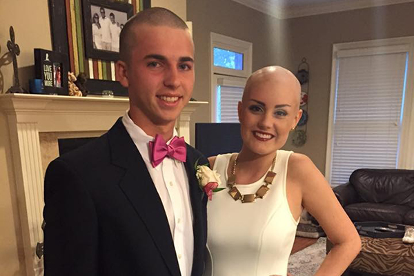 Adolescente enfrentando câncer é surpreendida por bonito gesto de amigo de infância