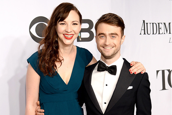 Daniel Radcliffe e namorada cantam Eminem em karaokê e fazem sucesso na web
