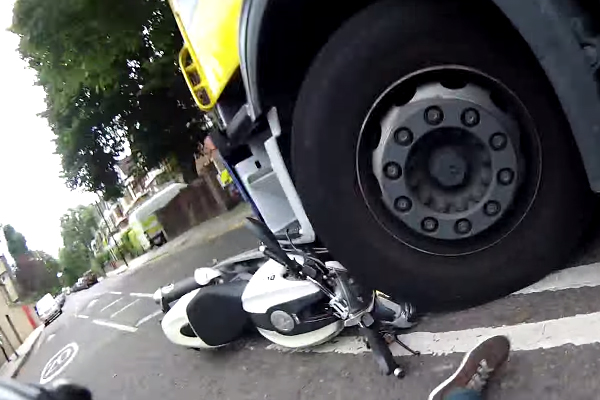 Motociclista registra o assustador momento em que um caminhão o atropela