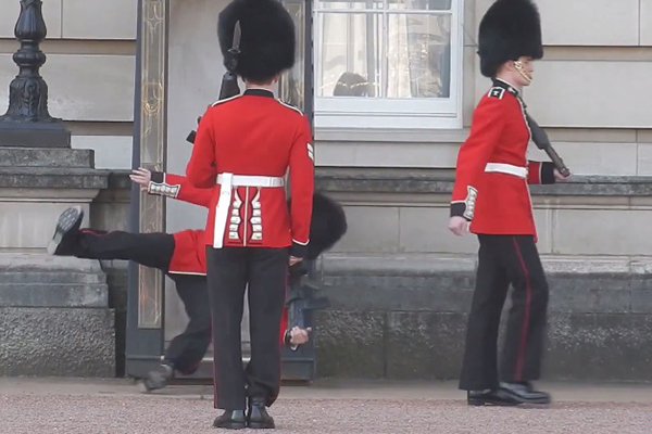 Vídeo de soldado britânico escorregando na frente de milhares de turistas faz sucesso na web