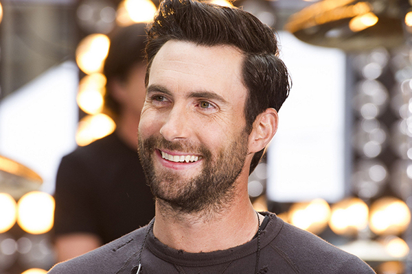 Adam Levine é “atacado” por fã durante show e lida com a situação como um cavalheiro