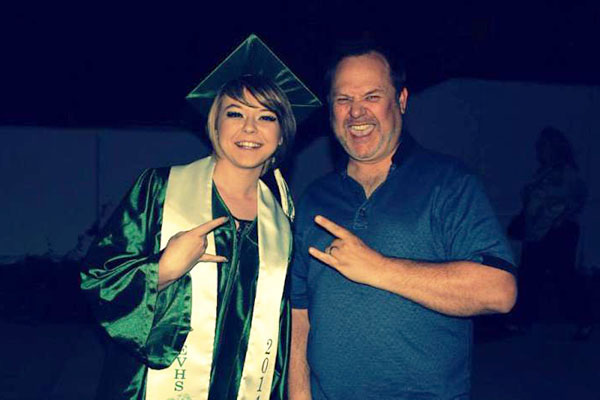 Pai encontra maneira perfeita para “envergonhar” a filha ao reproduzir as fotos dela