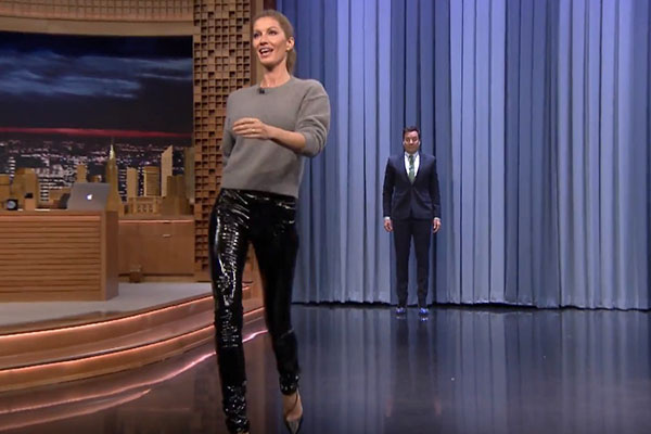 Gisele Bündchen ensina o apresentador americano Jimmy Fallon a desfilar em vídeo divertido
