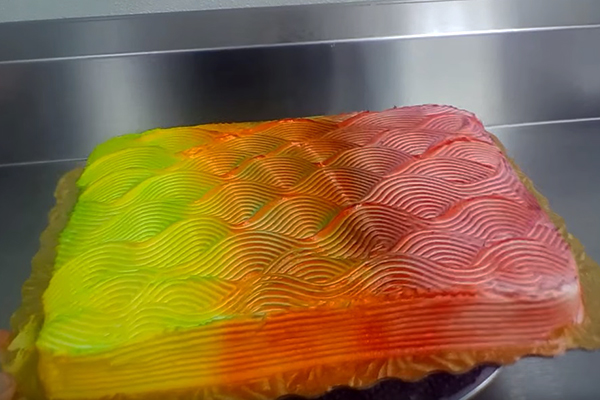 Este bolo muda de cor como num passe de mágica em vídeo inacreditável