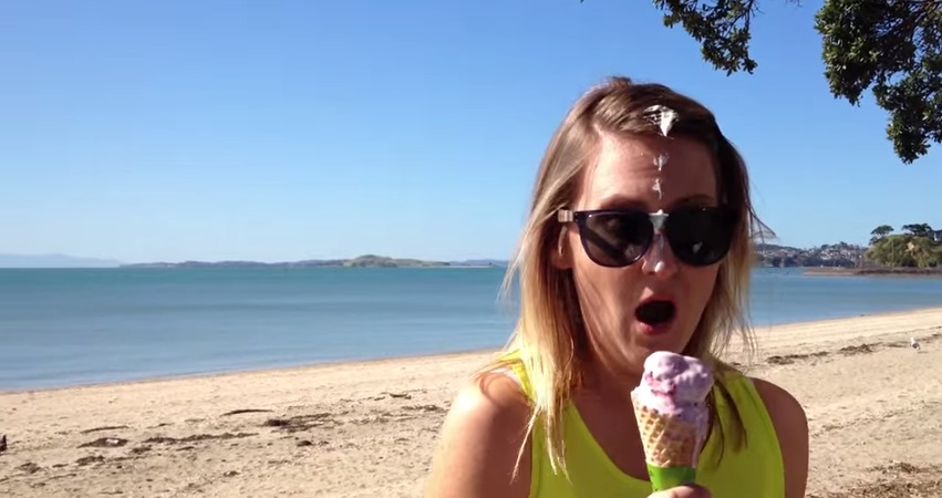 Garota é surpreendida por cocô de passarinho em vídeo que faz sucesso na internet; assista