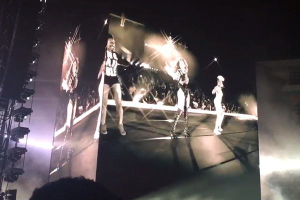 Beyoncé convida fãs para dançarem “Single Ladies” no palco e é surpreendida pela habilidade das garotas