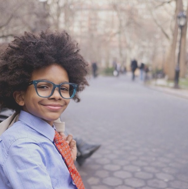 Garotinho super bem vestido de 9 anos é o presidente de sua própria empresa de Biscoitos