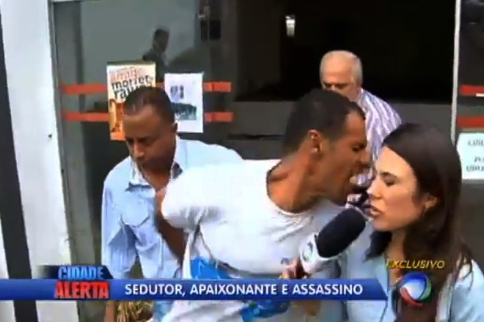 Repórter é agredida e quase leva mordida de preso na delegacia; assista ao vídeo