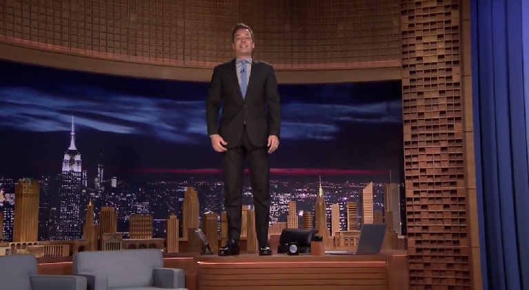 Apresentador Jimmy Fallon recria cena de ‘A Sociedade dos Poetas Mortos’ em homenagem emocionante a Robin Williams