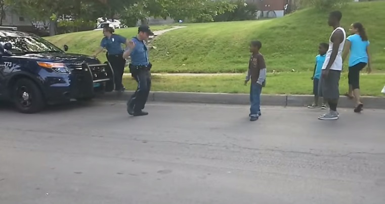 Fofura do dia: policial faz batalha de dança contra crianças nos Estados Unidos; assista