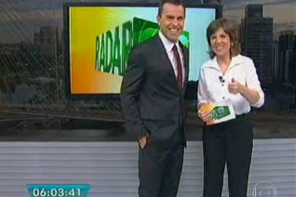 Após falha em microfone, apresentadores da Globo ancoram jornal ‘abraçadinhos’; assista ao momento