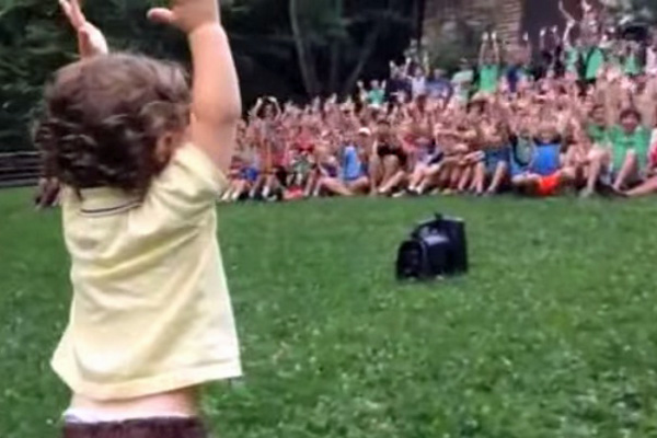 Garotinho de apenas 1 ano “controla” torcida de 500 pessoas; assista