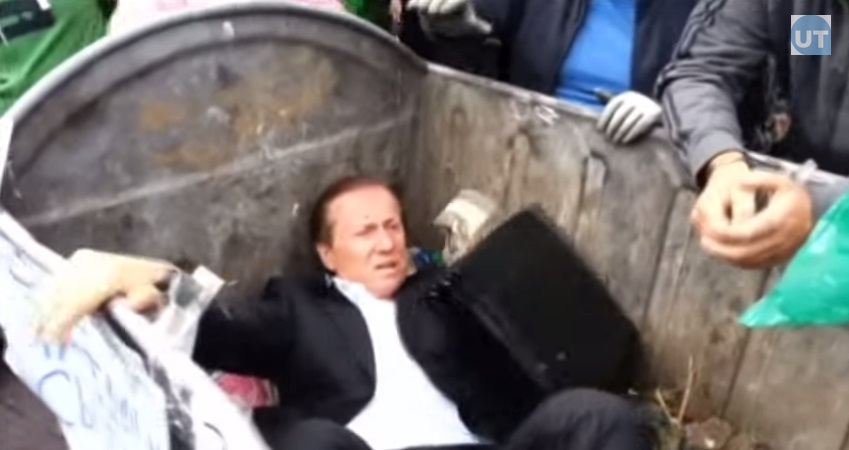 Vídeo mostra político ucraniano sendo jogado em uma lata de lixo após votação polêmica; assista