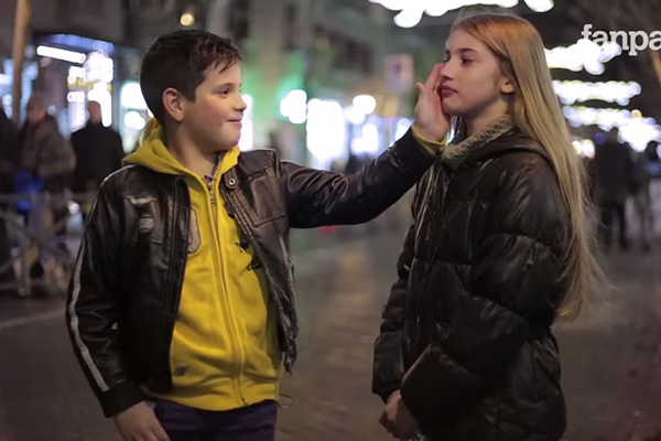 Garotos dão uma verdadeira lição a serem incentivados a bater em uma menina; assista