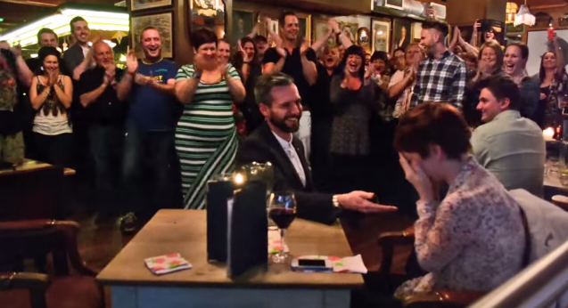 Noivo convida coral para pedir namorada em casamento