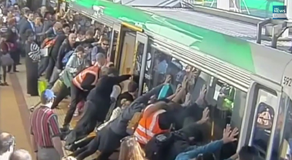 Passageiros empurram trem para libertar homem preso entre veículo e a plataforma; veja o vídeo