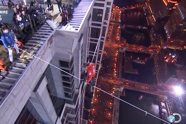 Homem bate recorde mundial ao andar em corda bamba mais alta do mundo, sem proteção