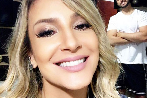 Photoshop ou dieta? Um detalhe chamou a atenção dos fãs da Claudia Leitte em foto publicado pela cantora