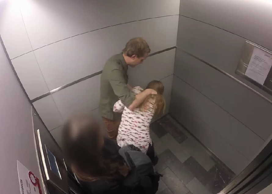 Vídeo registra reação das pessoas ao verem uma mulher sendo atacada e ameaçada e o resultado é assustador