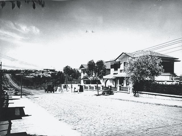 duas imagens em uma. maior, a fachada do cine aliança atualmente e no detalhe foto em preto e branco da fachada do mesmo cinema antigamente