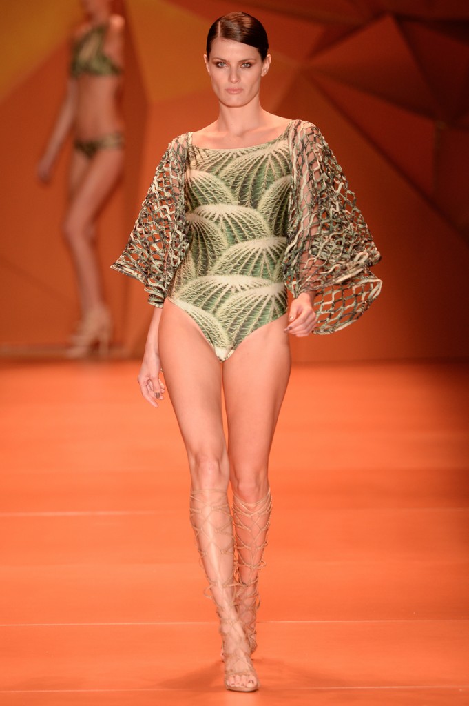 Isabeli Fontana foi o destaque da grife Água de Coco e desfilou dois looks, ambos mais comportados (Foto: Agência Fotosite/SPFW)