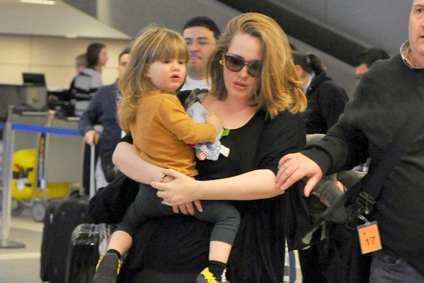 Adele com o filho: cantora abriu o jogo sobre sua depressão pós-parto (Foto: Reprodução)