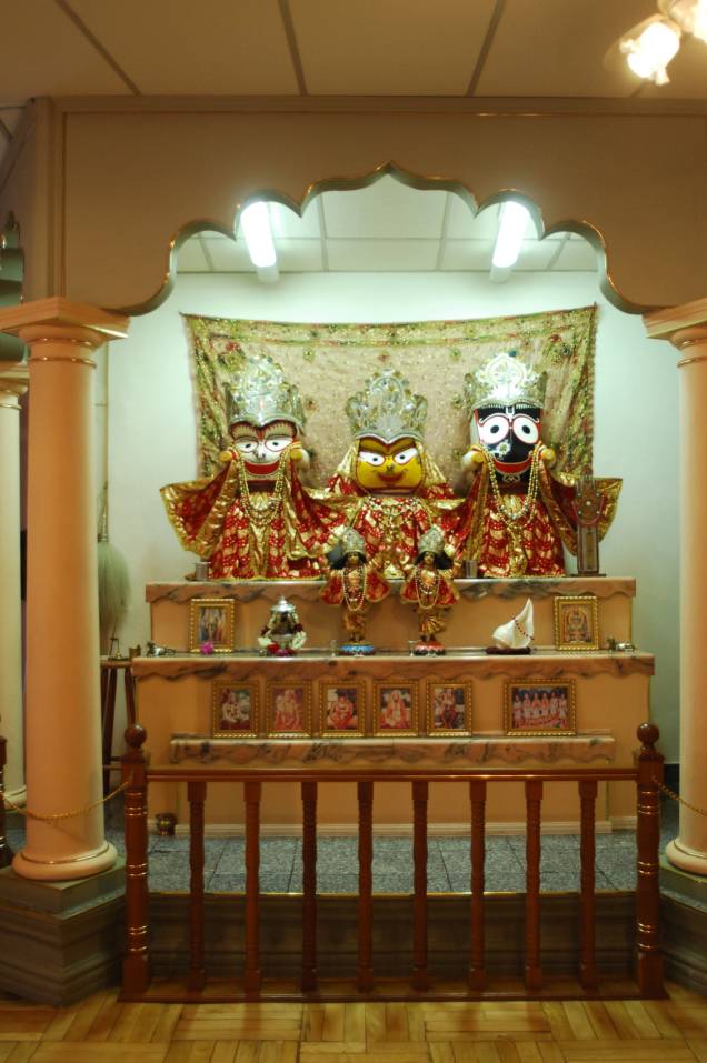 Adi-Templo: altar com divindades da seita Hare Krishna