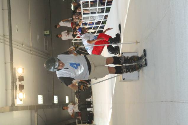 Os visitantes da Adventure Sports Fair podem praticar snowboard com ajuda de monitores Os visitantes da Adventure Sports Fair podem praticar snowboard com ajuda de monitores