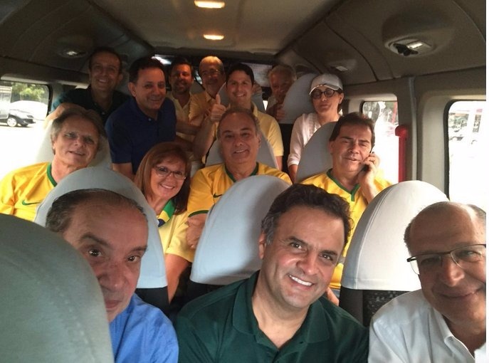 Aécio Neves: foto ao lado de Geraldo Alckmin e outros partidários do PSDB (Foto: Reprodução/Twitter)