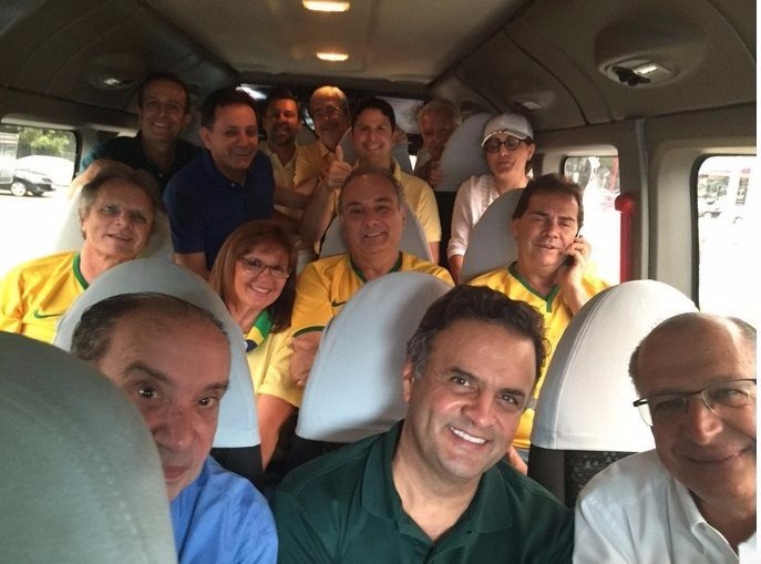 Aécio Neves: foto ao lado de Geraldo Alckmin e outros partidários do PSDB (Foto: Reprodução/Twitter)