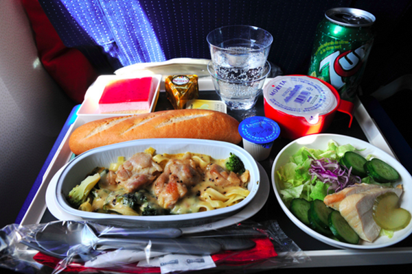 Comparamos os cardápios da primeira classe e econômica em 22 companhias aéreas