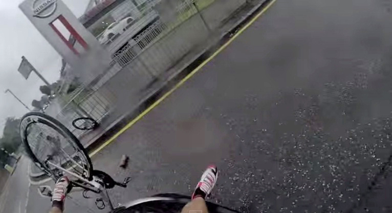 Ciclista sofre acidente grave e filma tudo com câmera