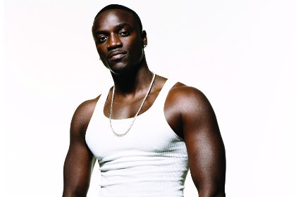 O cantor Akon faz única apresentação no Via Funchal