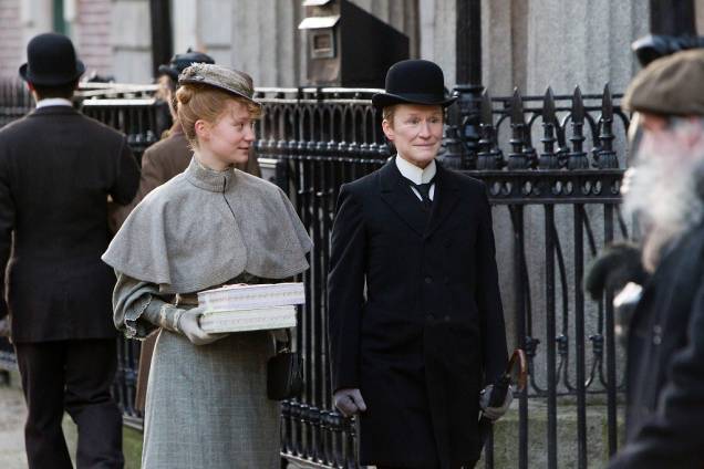 Albert Nobbs: drama estrelado por Mia Wasikowska e Glenn Close é delicado e triste