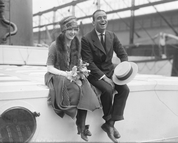 O casal de astros hollywoodianos Mary Pickford e Douglas Fairbanks: talhares de ouro
